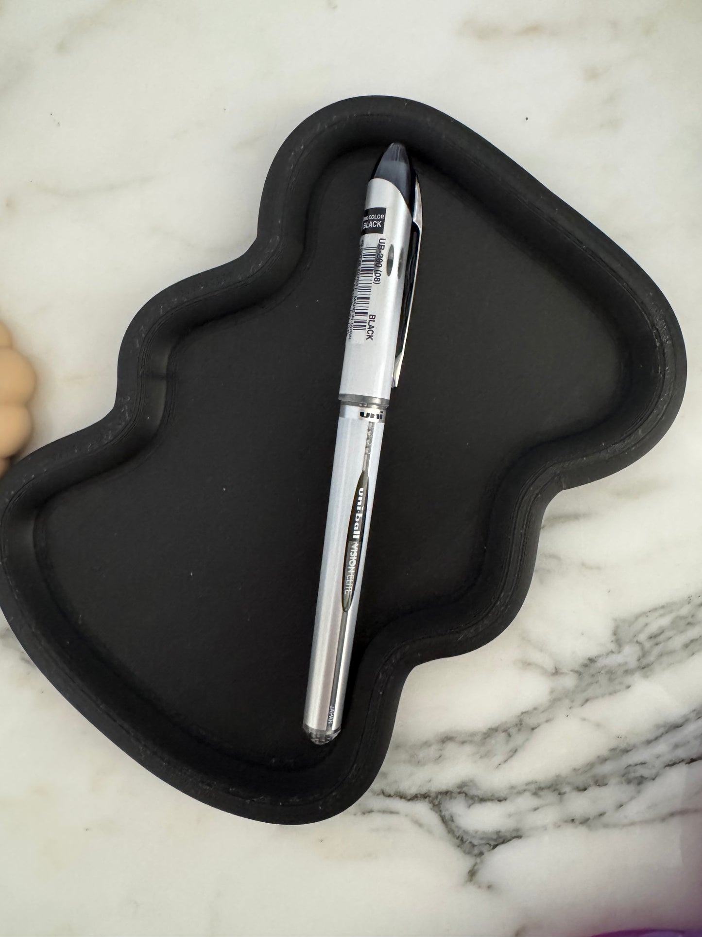 Minimal pen tray